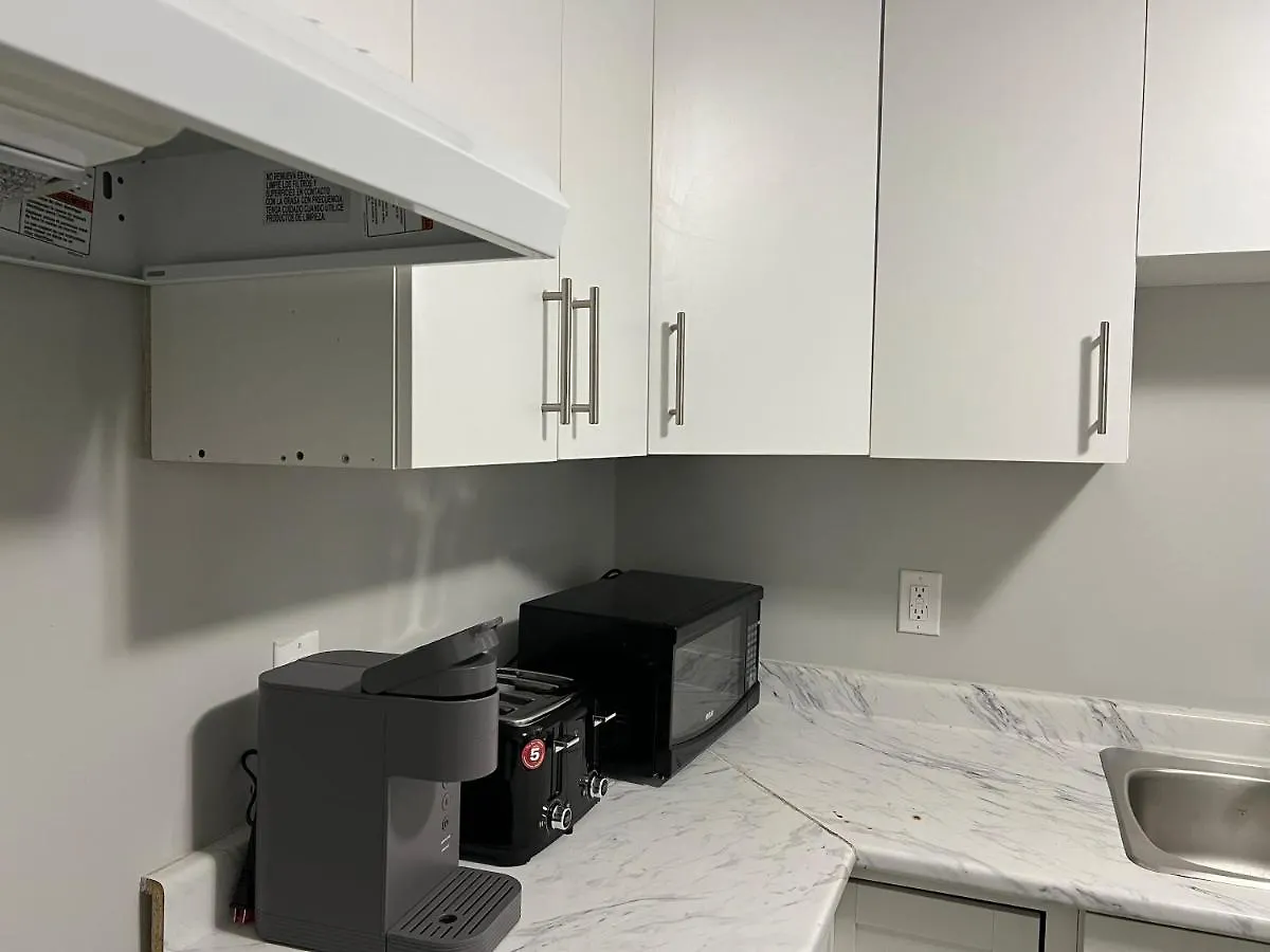 ゲストハウス Cozy Modern And Lavish 1 Bedroom Basement Suite ウィニペグ カナダ